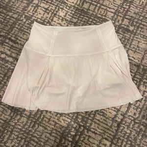 Lululemon White tennis Skirt. Size 6